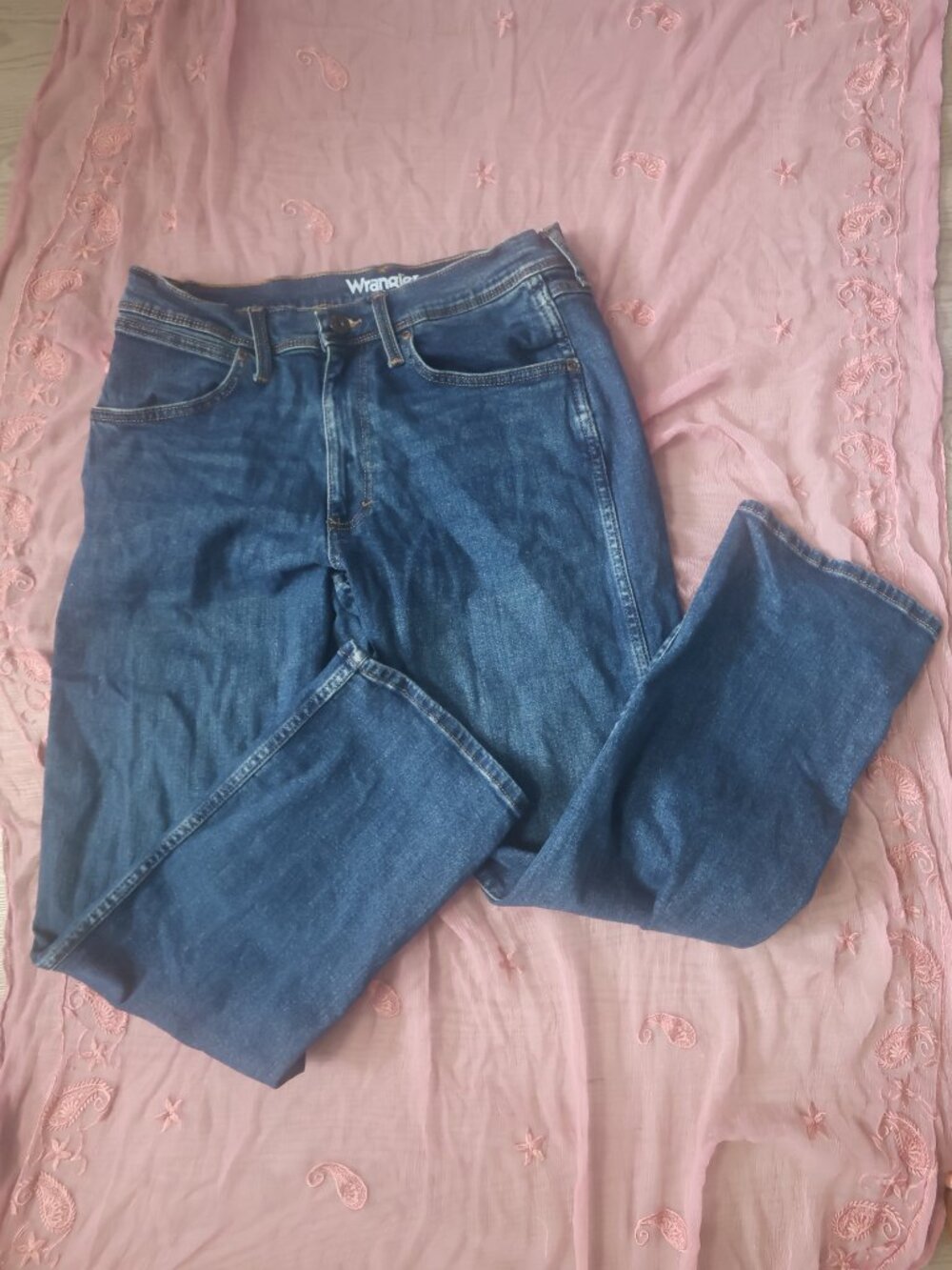 Wrangler men's denim jeans relaxed fit jeans in dark wash blue size 32X30.